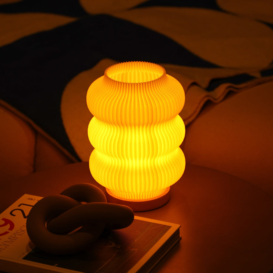 Luma Lampe mit warmem Licht als stilvolle Tischlampe für Atmosphäre, Rituale und bewusste Raumgestaltung