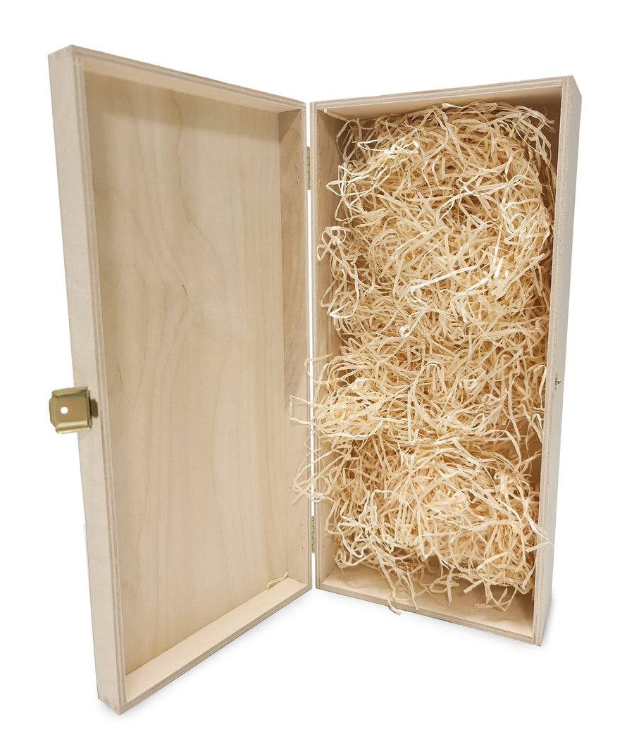 Holzkiste mit natürlicher Holzwolle als Beispiel für praktische Geschenkverpackung