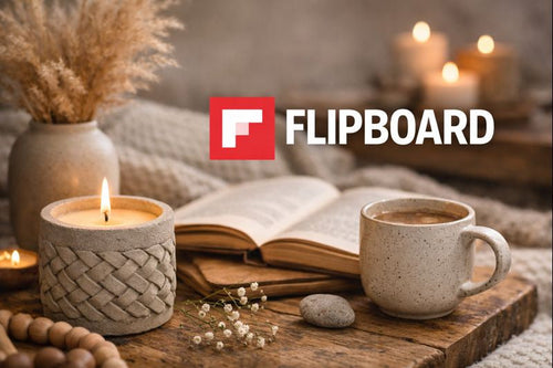 Gemütliche Achtsamkeits-Szene mit handgemachter Betonkerze, Buch und Kaffeebecher auf Holztisch, ergänzt durch das Flipboard-Logo – Inspiration für Achtsamkeit & Genuss bei SteinKunstWerk.