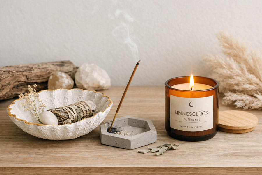 DIY veredeln mit SteinKunstWerk: Selbst gestaltete Schale kombiniert mit Räucherhalter und Duftkerze in modernem, minimalistischem Wohnambiente.