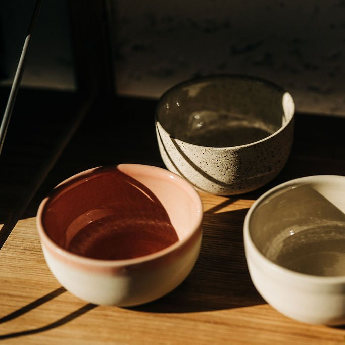 Flat White in der KUMO Tasse Altrosa für entspannte Coffee Rituals im Japandi Stil