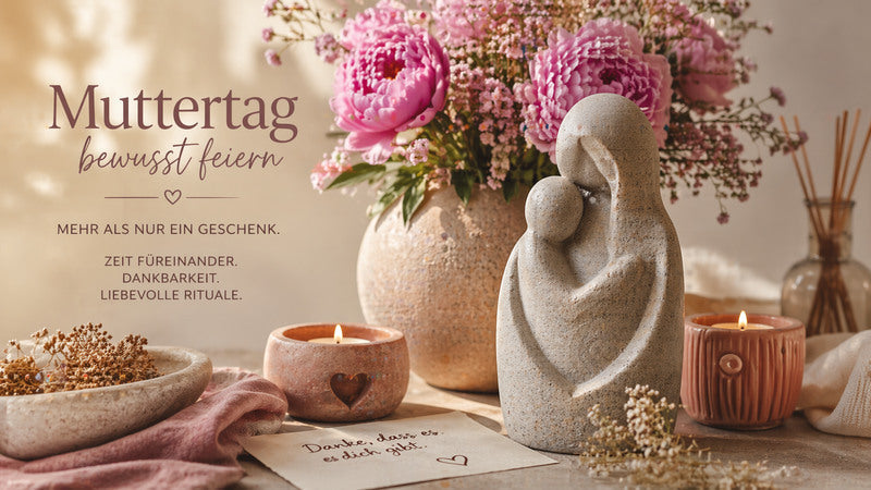 Achtsame Muttertags-Deko mit Kerzen, Blumen und Mutter-Kind-Figur – ruhige Atmosphäre für liebevolle Rituale und persönliche Geschenkideen
