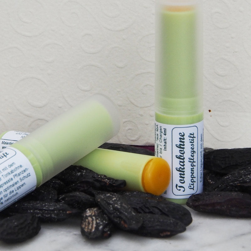 Küçük bakım ritüelleri için Tonka dudak balsamı ve bitkisel sabunlar