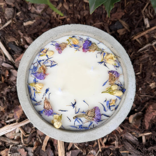 Betonkerze Grey Dream mit drei Dochten in grauem Gefäß