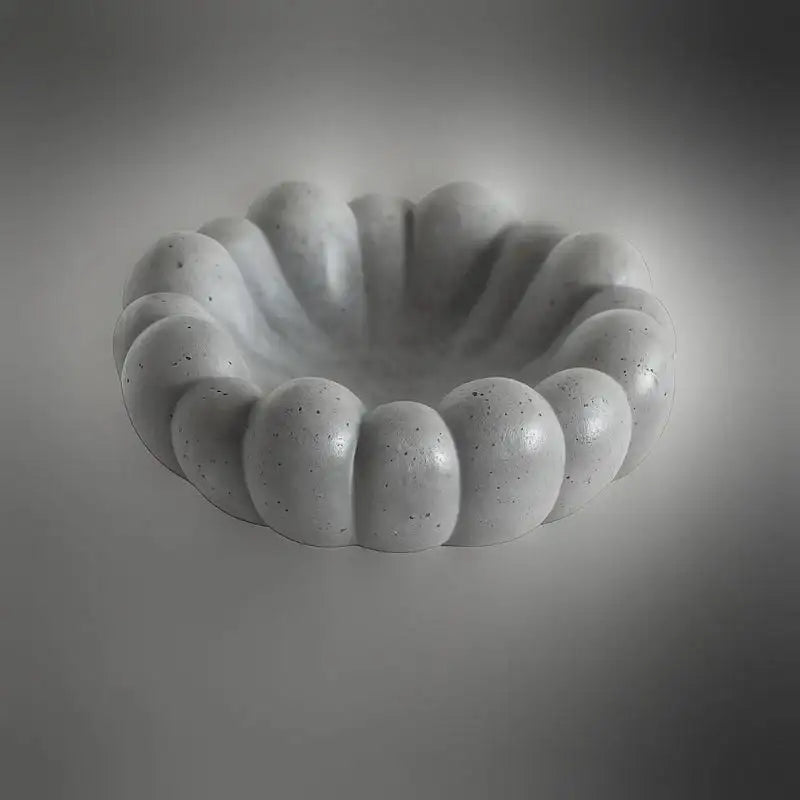 Handgefertigte graue Betonschale im skandinavischen Stil mit Räucherwerk, Kerze und minimalistischer Deko auf hellem Holztablett.