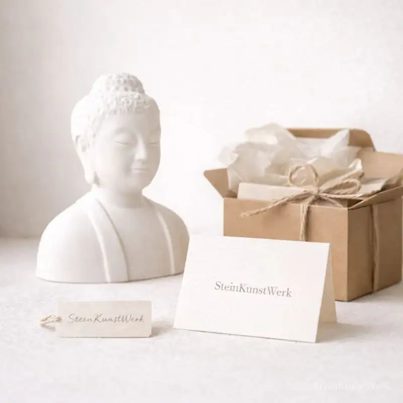 Handgefertigte Buddha-Figur in Weiß – ruhige Zen-Deko für Meditation, Achtsamkeit & Balance - by SteinKunstWerk | HE aus nachhaltiger Herstellung