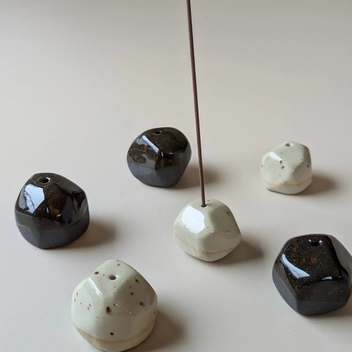 no need for more - Räucherstäbchenhalter - Keramik - Pebble - by SteinKunstWerk | Räucherstäbchen aus nachhaltiger Herstellung