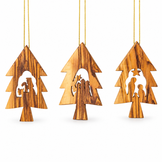 Drei Krippen-Anhänger aus Olivenholz in Tannenbaumform mit unterschiedlichen Weihnachtsmotiven – freigestellte Produktansicht