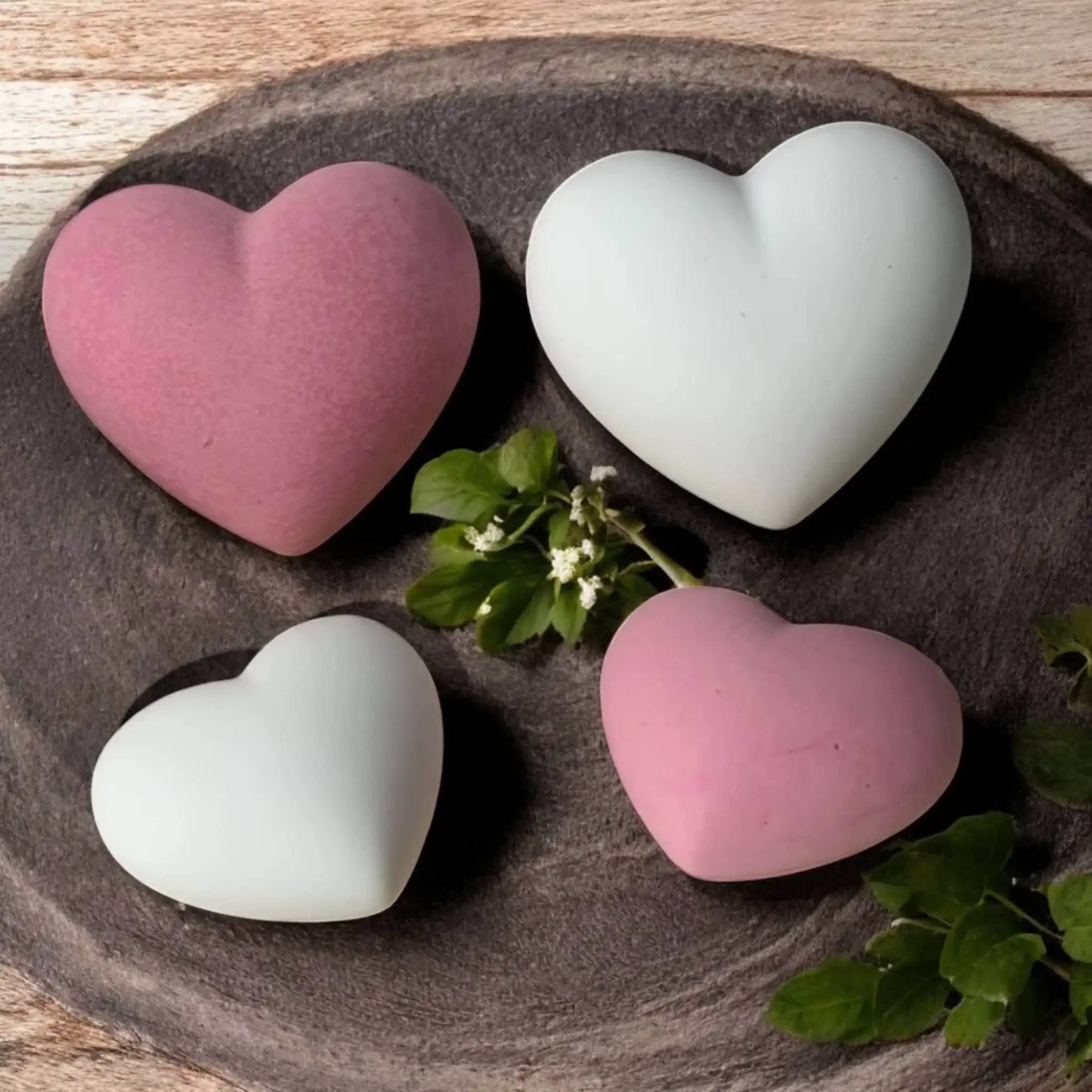 Handgegossene Herzen – Stilvolle Dekoration & persönliche Geschenkidee - by SteinKunstWerk | HE aus nachhaltiger Herstellung