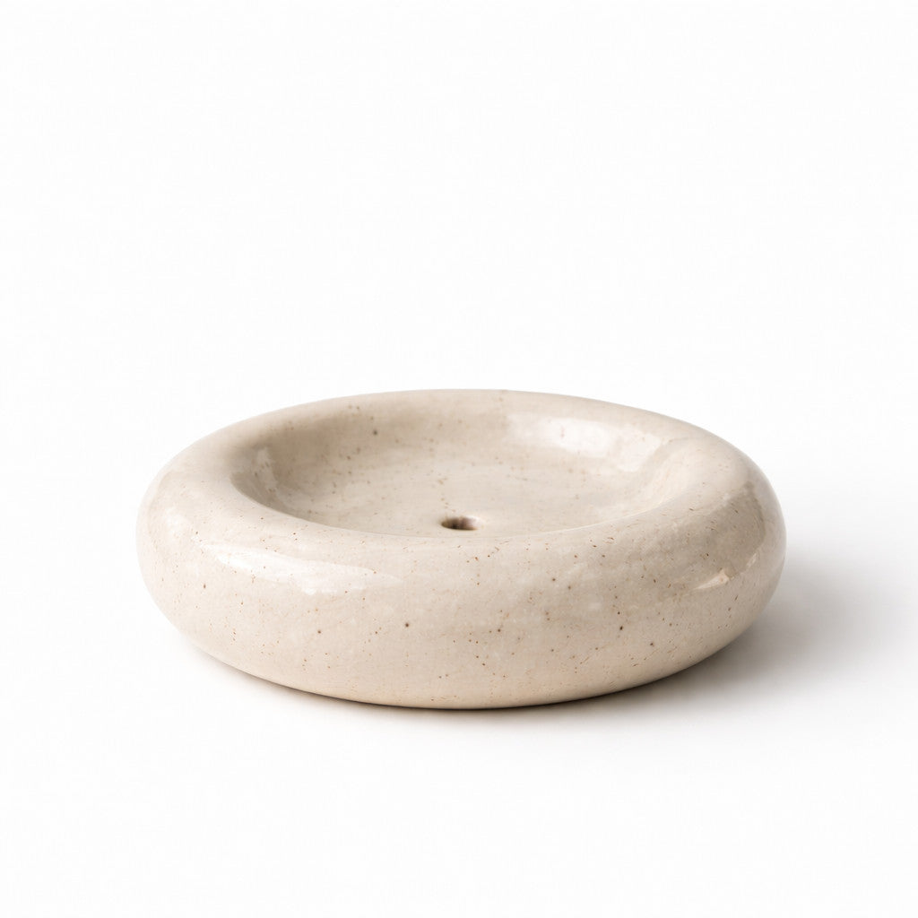 Zen Holder als stilvolle Räucherschale mit glimmendem Zen Stick im warmen Wohnraum – geeignet für Palo Santo und Räucherstäbchen