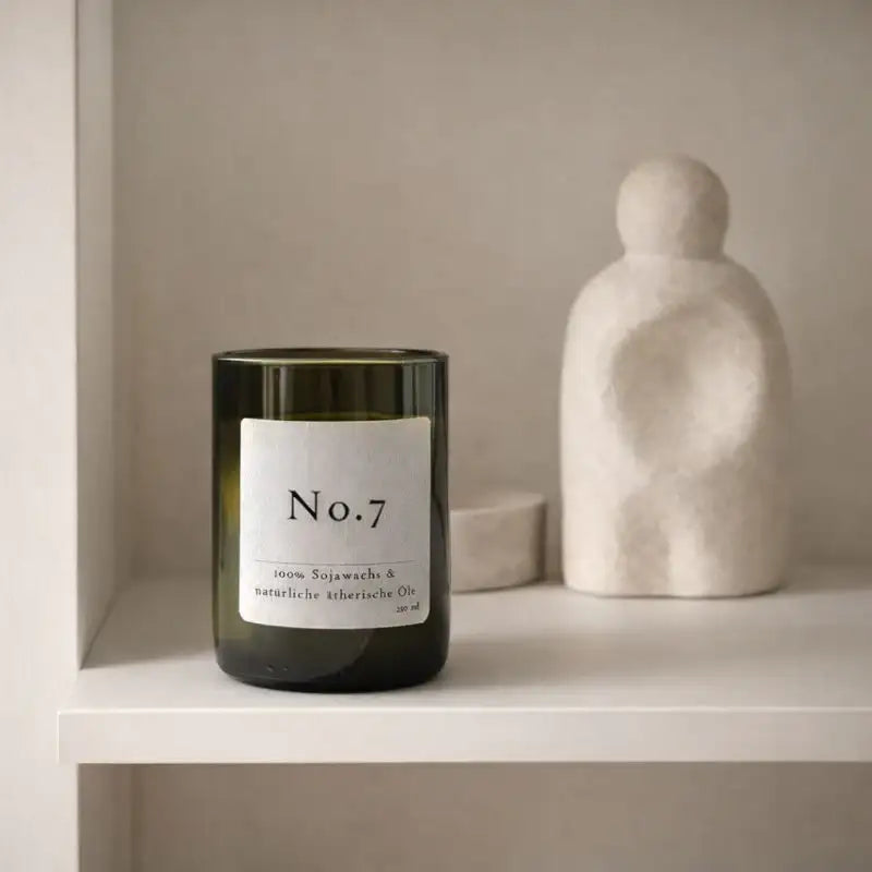No. 7 – Natürliche Duftkerze für wohltuende Klarheit & frische Energie - by SteinKunstWerk | Kerze aus alter Weinflasche aus nachhaltiger Herstellung
