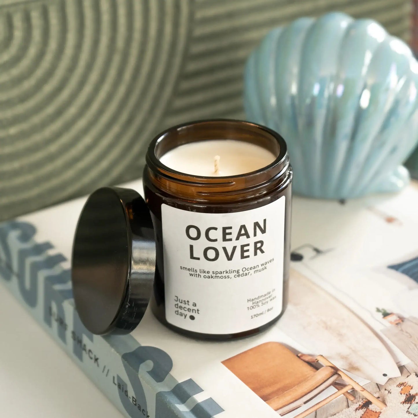 Maritime Duftkerze aus Sojawachs mit Eichenmoos, Zedernholz & floralen Noten. Ocean Lover bringt frische Ozean-Atmosphäre, Klarheit und Ruhe in dein Zuhause.
