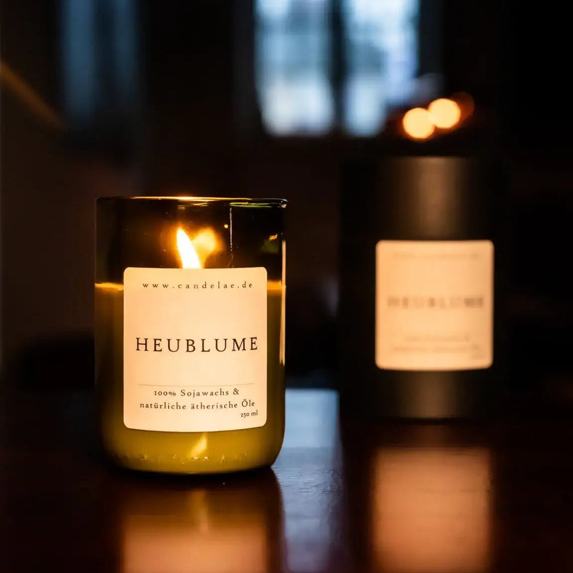 Heublume Duftkerze – Sommerliche Kräuterfrische für dein Zuhause - by SteinKunstWerk | Kerze aus alter Weinflasche aus nachhaltiger Herstellung
