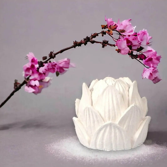 Weiße Lotusblüte – Ein Symbol für Reinheit & Transformation - by SteinKunstWerk | HE aus nachhaltiger Herstellung