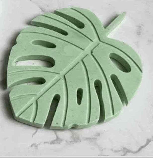 Handgefertigtes Monstera-Blatt – Tropische Dekoration von SteinKunstWerk - by SteinKunstWerk | Deko aus nachhaltiger Herstellung