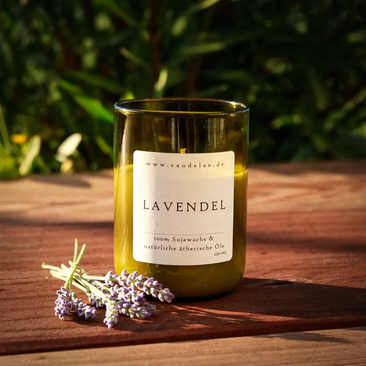 Lavendel Duftkerze – Ruhe, Balance & natürliche Entspannung - by SteinKunstWerk | Kerze aus alter Weinflasche aus nachhaltiger Herstellung