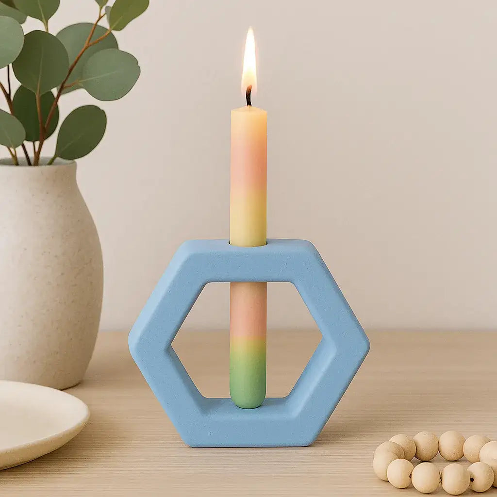 Sechseckiger Kerzenhalter für Stabkerzen – Minimalistisches Design trifft Handwerkskunst - by SteinKunstWerk | Deko aus nachhaltiger Herstellung