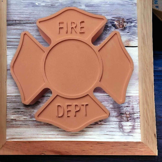 Handgefertigtes Feuerwehrabzeichen im Malteserkreuz-Design – dein Symbol für Stolz, Tapferkeit & Gemeinschaft - by SteinKunstWerk | aus nachhaltiger Herstellung