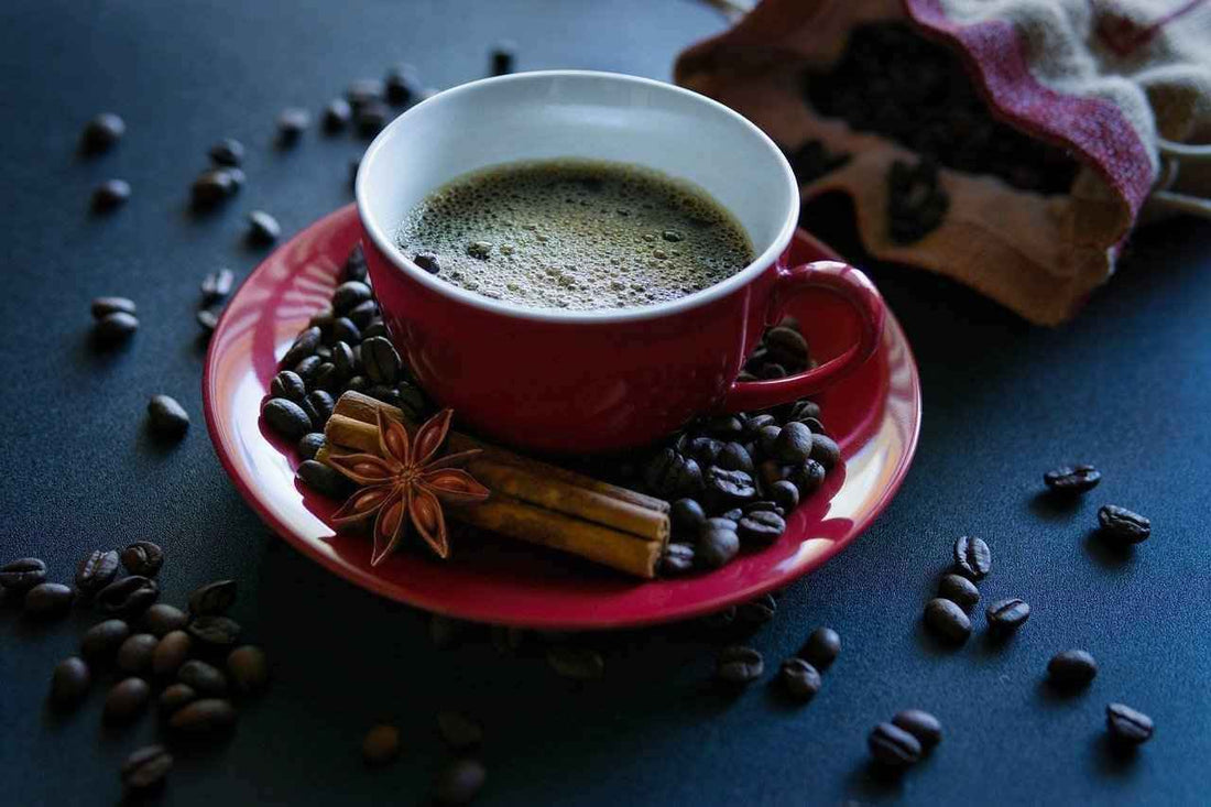 Kaffee und Duftkerze als Geschenkidee für gemütliche Momente