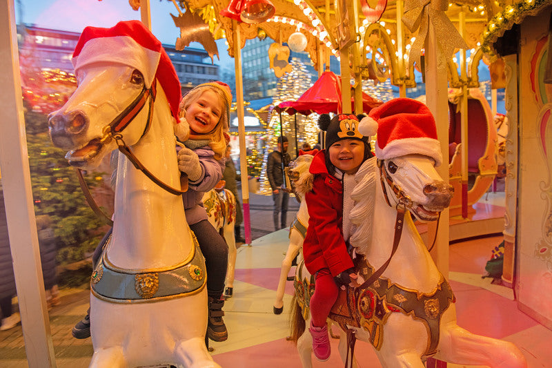 Historisches Karussell auf dem Internationalen Weihnachtsmarkt Essen in festlicher Abendstimmung.