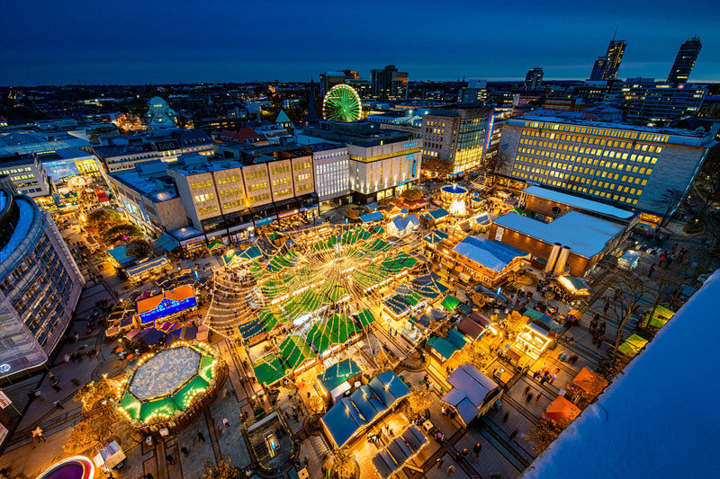 Panoramablick über den Internationalen Weihnachtsmarkt Essen mit festlich beleuchteter Innenstadt.