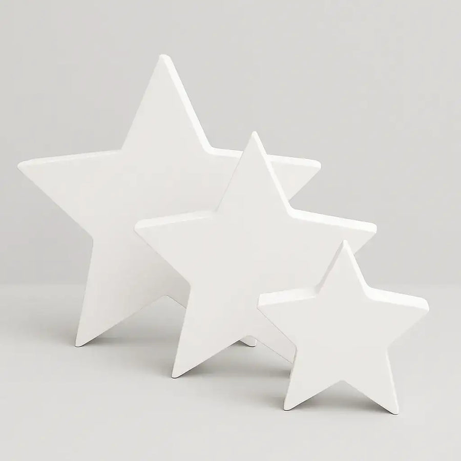 Witte decoratiesterren en natuurlijke materialen voor een minimalistische adventssfeer