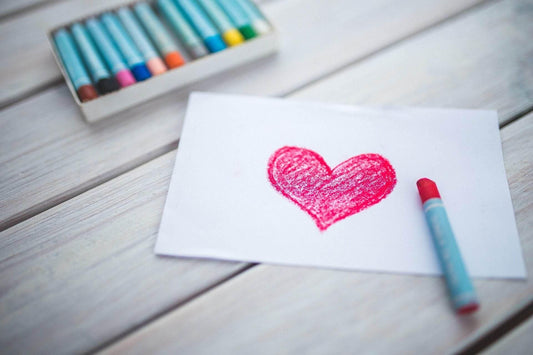 Persönlich verpacktes Valentinstagsgeschenk mit Karte und kleinem Wohnaccessoire