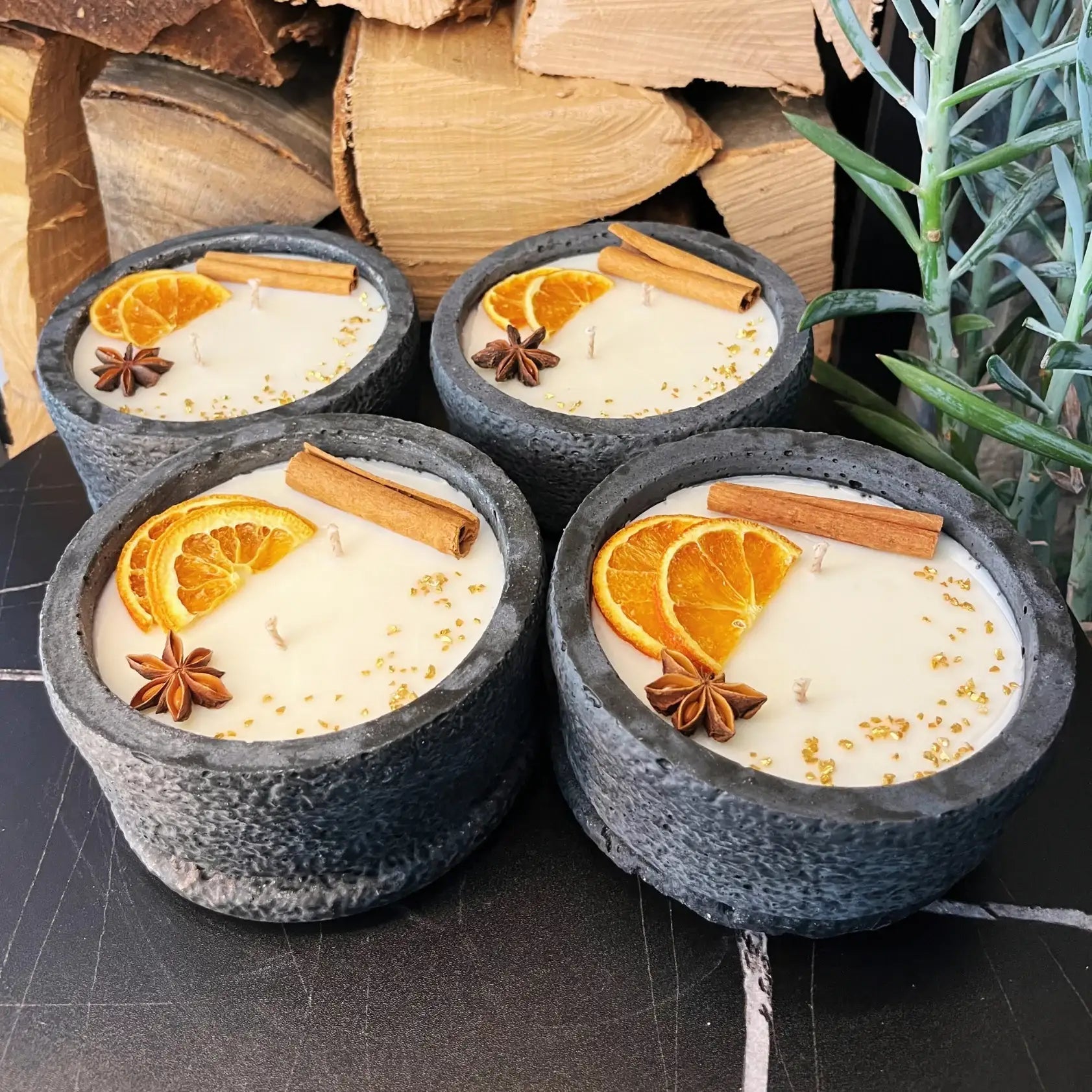Citronella Outdoor-Kerze als ruhiger Mittelpunkt auf einem sommerlichen Gartentisch