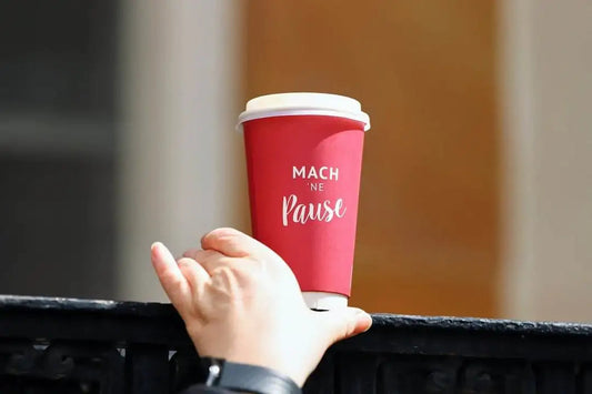 Morgenkaffee in einem Keramikbecher bei natürlichem Licht