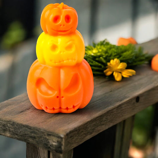 Saisonale Dekoration von Halloween bis Weihnachten mit gestapelten Kürbissen
