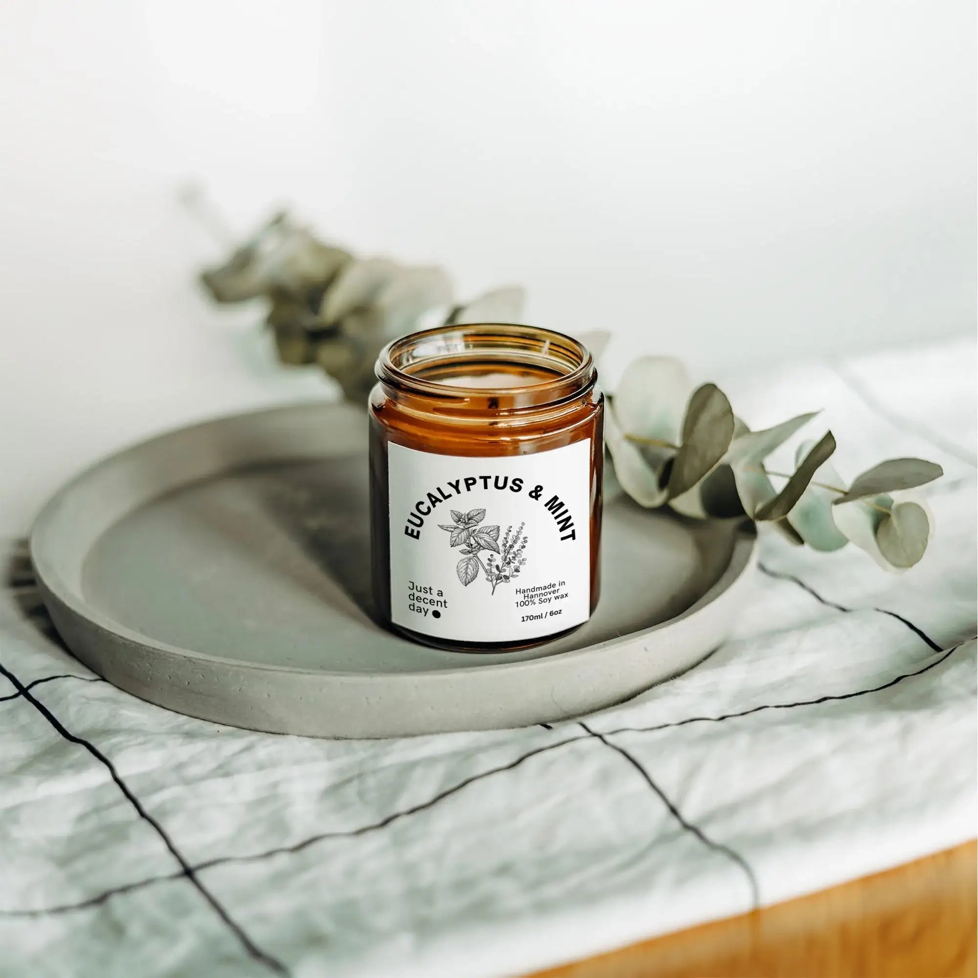 Zomerdecoratie in de badkamer met frisse eucalyptus spa sfeer
