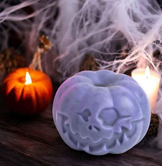 Halloween-Themenwelt mit handgemachten Kürbisfiguren für Deko, Licht und Rituale