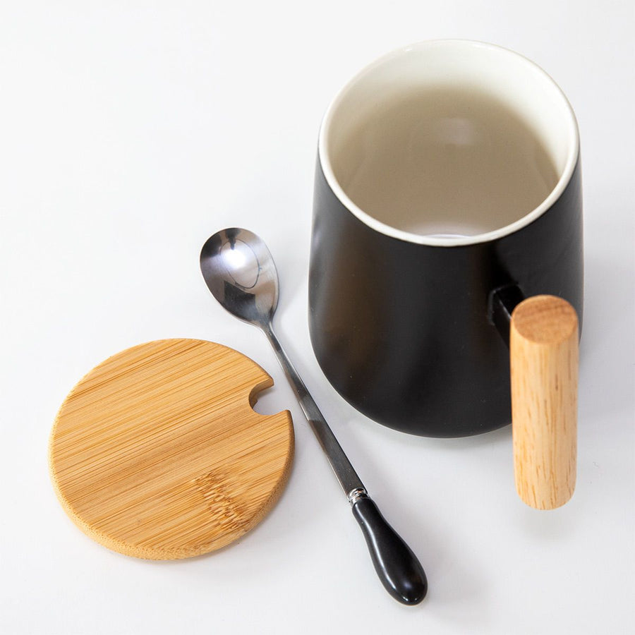 Kakao-Tasse und Inspirationskarten als ruhiger Rahmen für einen Frauenkreis zuhause