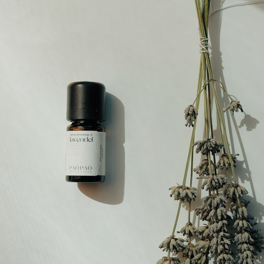 Lavendelöl als Bestandteil eines ruhigen Duft-Rituals im Herbst und Winter