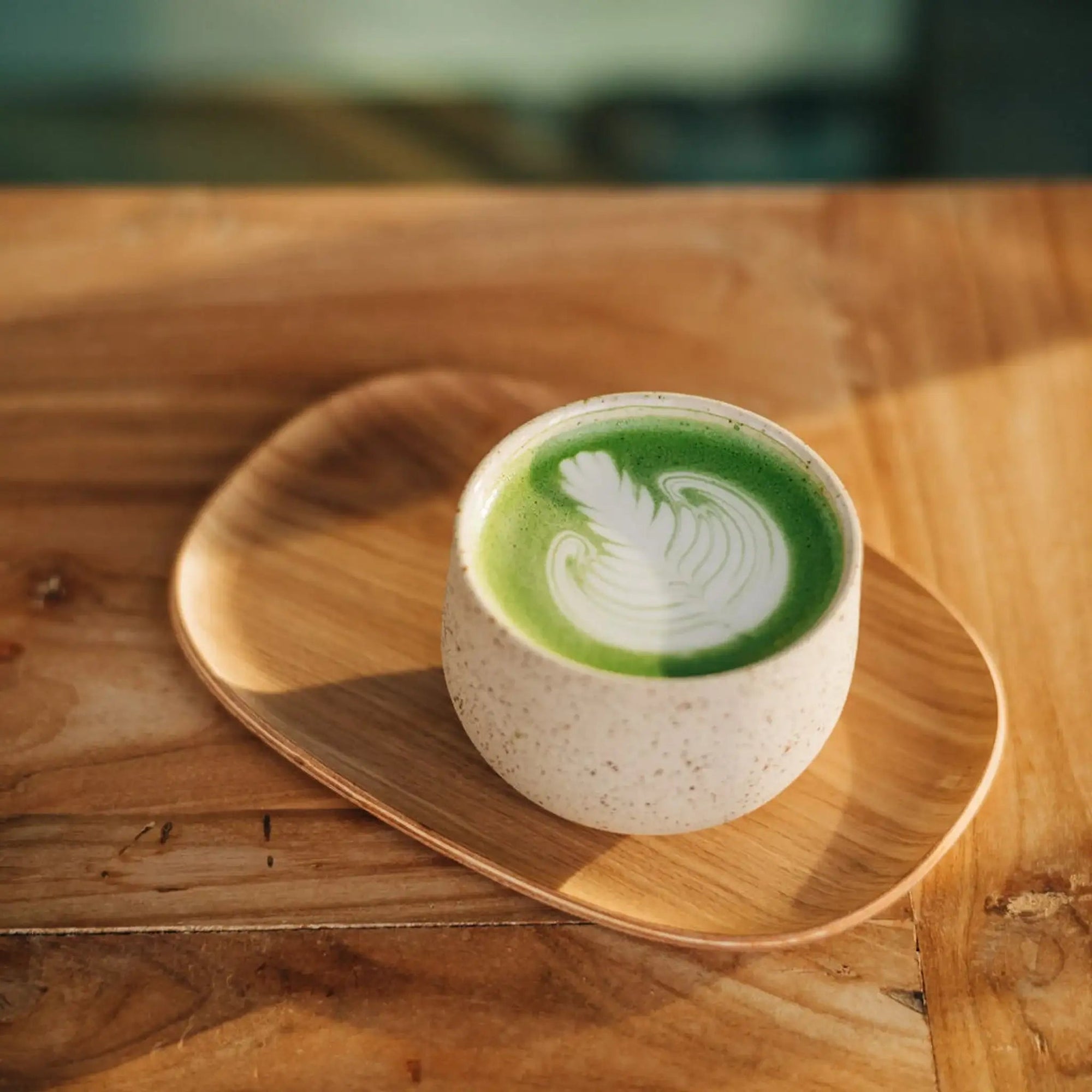 Handgemachte Teetasse als sichtbarer Platz für ein ruhiges Slow-Living-Ritual