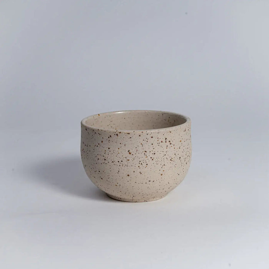 Ocha Teetasse mit Spots für ruhige Sommermomente mit Tee Kaffee und Matcha