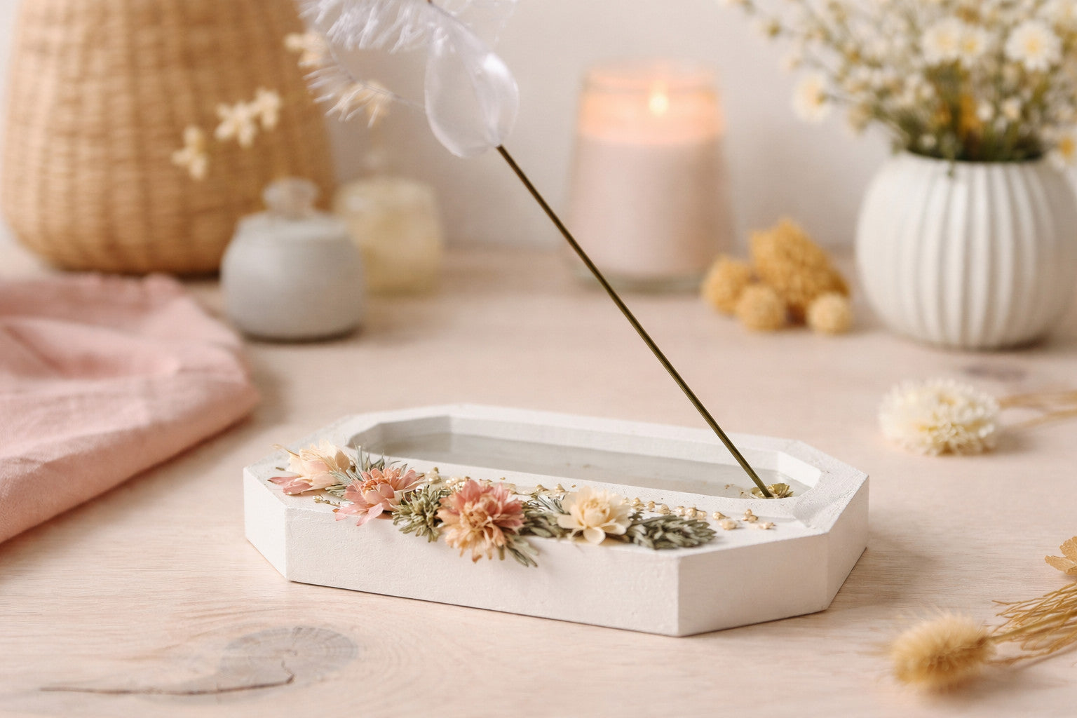 Minimalistische Oster Deko mit weißem Räucherstäbchenhalter, veredelt mit getrockneten Frühlingsblumen und Goldakzenten – DIY Idee für Frühling und Rituale von SteinKunstWerk