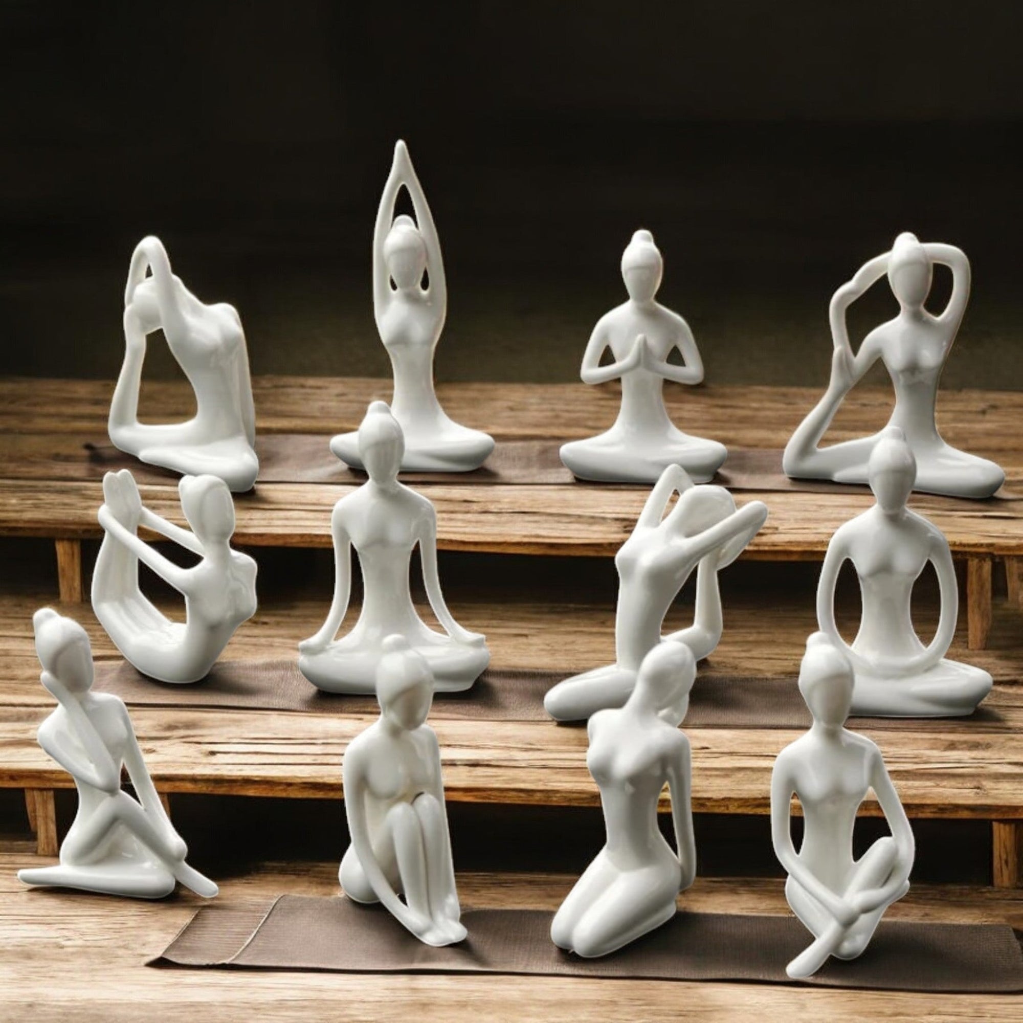 Yoga-Figurinen aus dem SteinKunstWerk Bildbestand als Symbol für ein Yoga-Ritual zuhause
