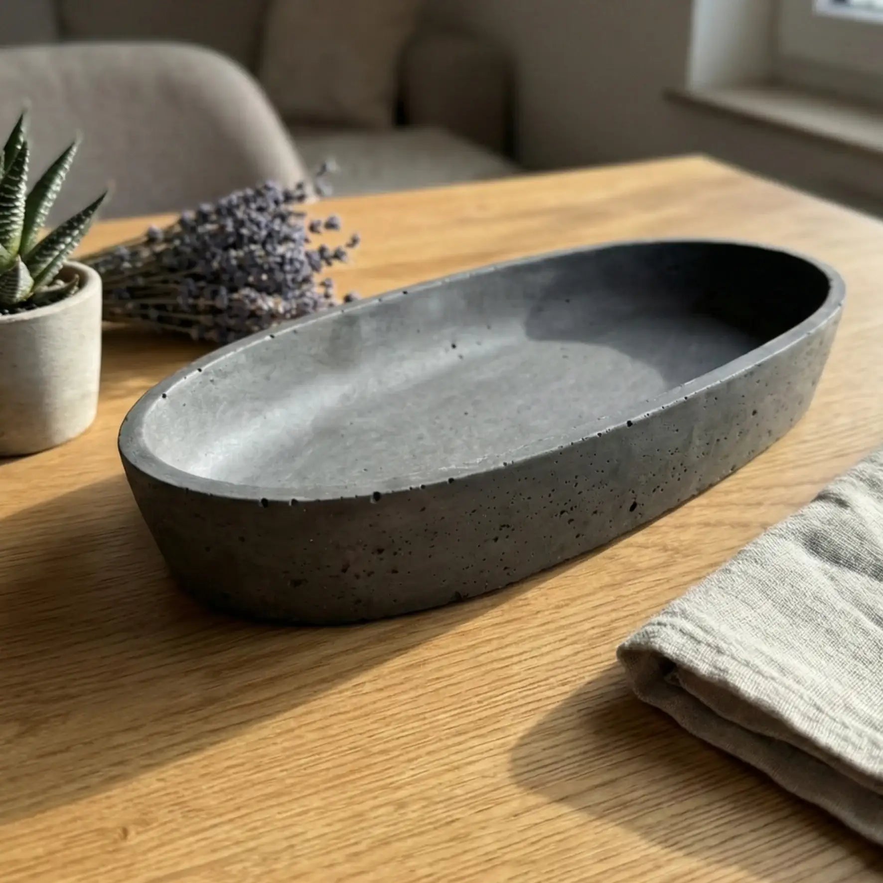 Minimalist ev dekorasyonu için siyah ve gri sade dekoratif kaseler