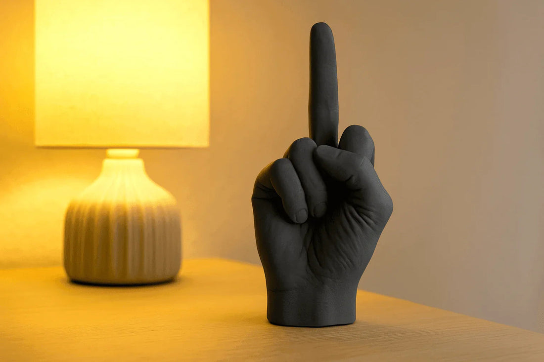 🖕 Wenn Deko Klartext spricht – unser Mittelfinger als Statement-Figur - inspirierende Geschichten & Rituale von SteinKunstWerk | Achtsamkeit & Design
