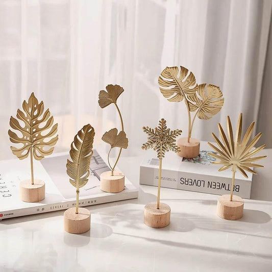 Festliche Neujahrsdekoration mit goldenen Akzenten und warmem Licht