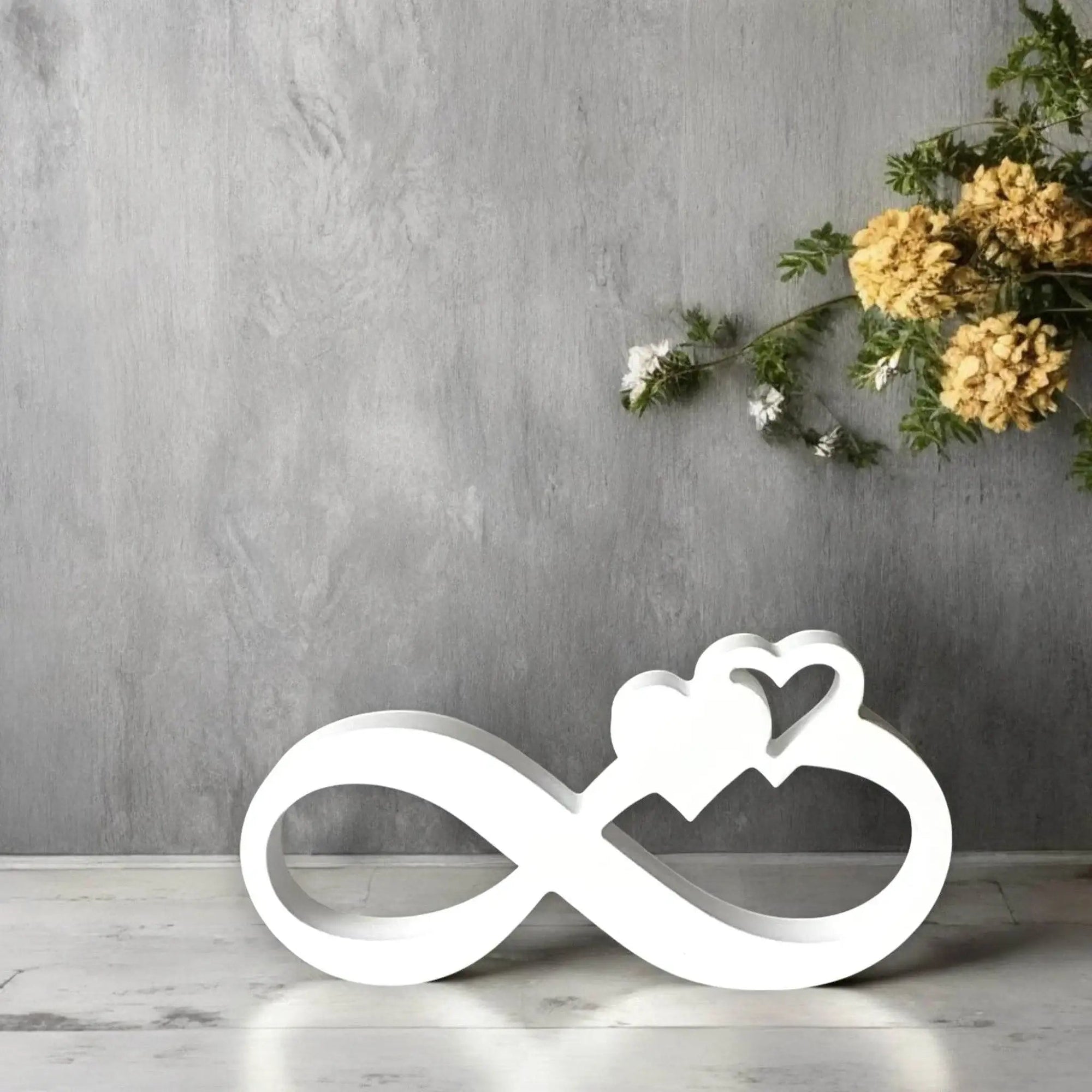 Yeni ev için sade ve anlamlı hediye fikri olarak el yapımı Infinity kalp dekoru