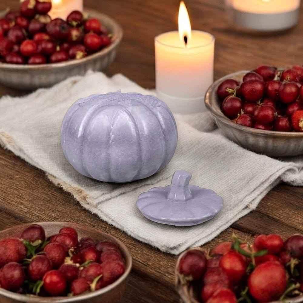 Kleine Kürbisdose als platzsparende Halloween- und Herbstdekoration für kleine Wohnungen