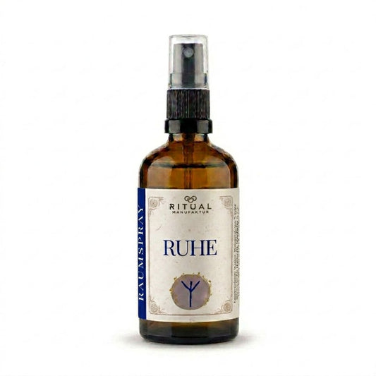 Raumspray neben einer ruhigen Abendroutine mit warmem Licht