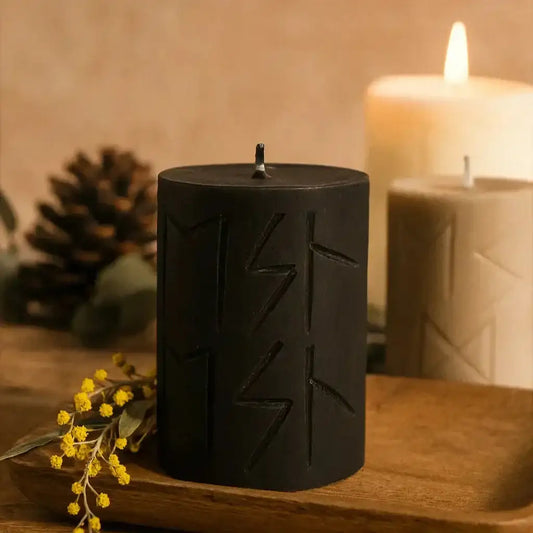 Handgefertigte Kerze und DIY-Materialien als Vergleich von Kaufen und Selbermachen