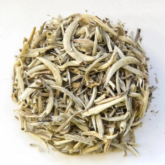 Silbernadeltee – Bai Hao Yinzhen als spirituelle Begleitung in deinen Selfcare Ritualen - inspirierende Geschichten & Rituale von SteinKunstWerk | Achtsamkeit & Design