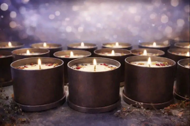 Handgegossene vegane Sojawachs-Duftkerzen mit getrockneten Blüten, warmes Kerzenlicht, ruhige und stimmungsvolle Atmosphäre