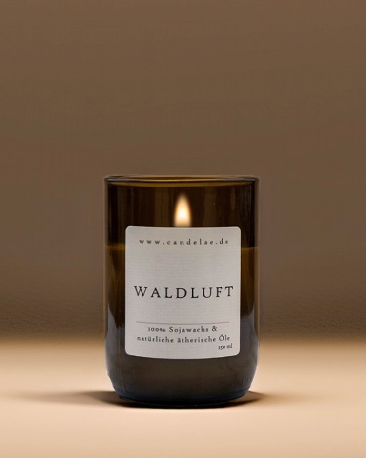 Candelae Waldluft Duftkerze aus Sojawachs im recycelten Flaschenglas