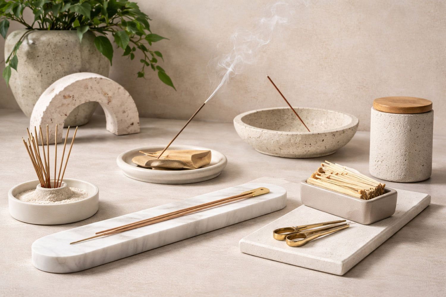 Minimalistisch gestaltete Räucherstäbchenhalter und Räucherablagen auf heller Oberfläche, während feiner Rauch eine ruhige und harmonische Wohnatmosphäre schafft.