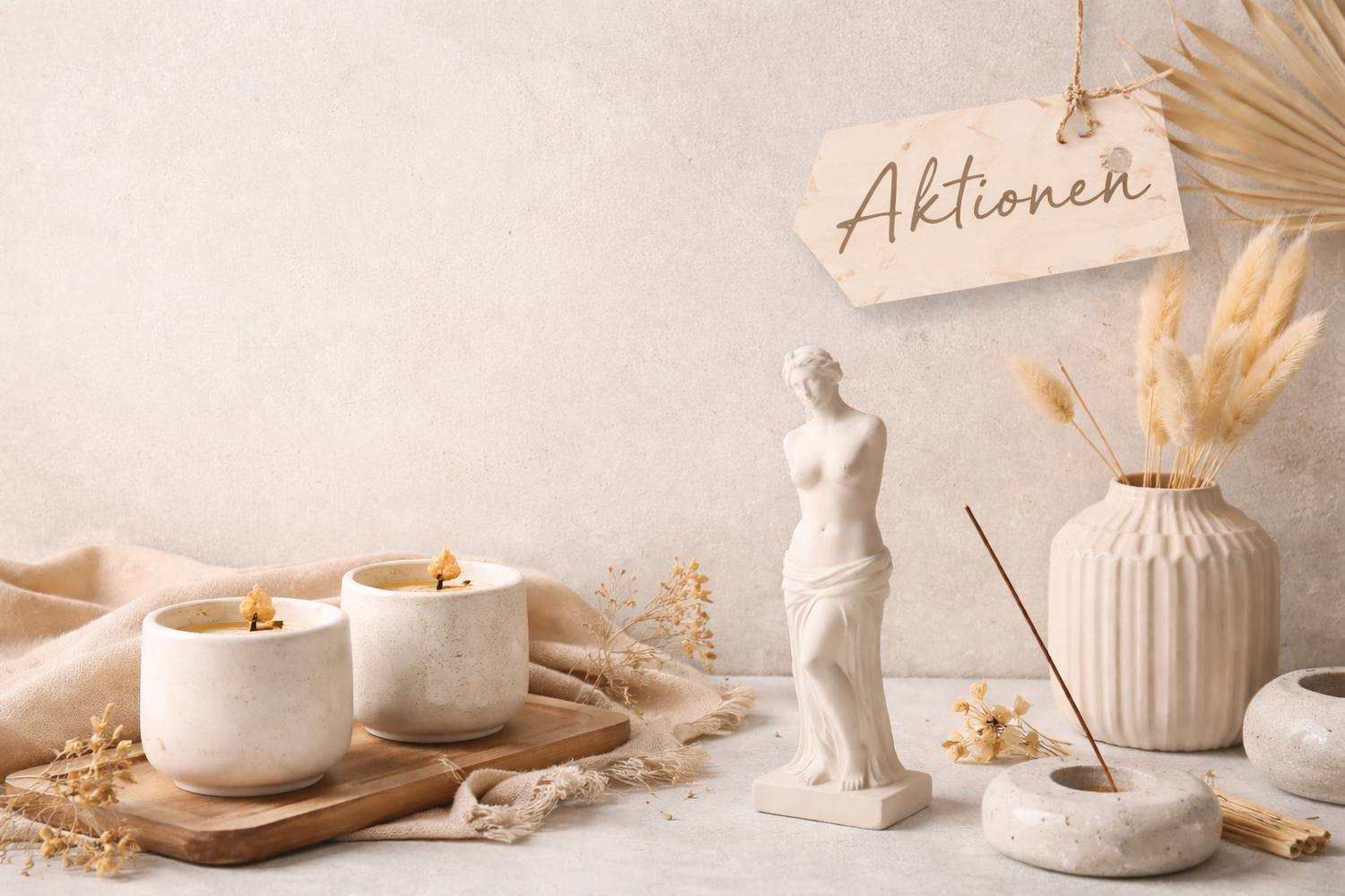 Minimalistische Wohnszene mit handgefertigten Duftkerzen, Skulptur, Vase mit Trockenblumen und Räucherstäbchen in warmen Naturtönen – stilvolle Deko aus der Aktionen-Kollektion von SteinKunstWerk.